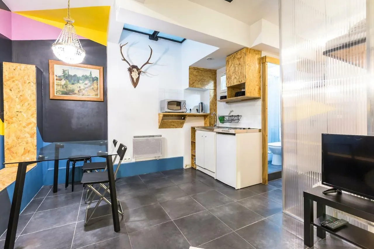 Pretty 25 M2 In A Lively District *
