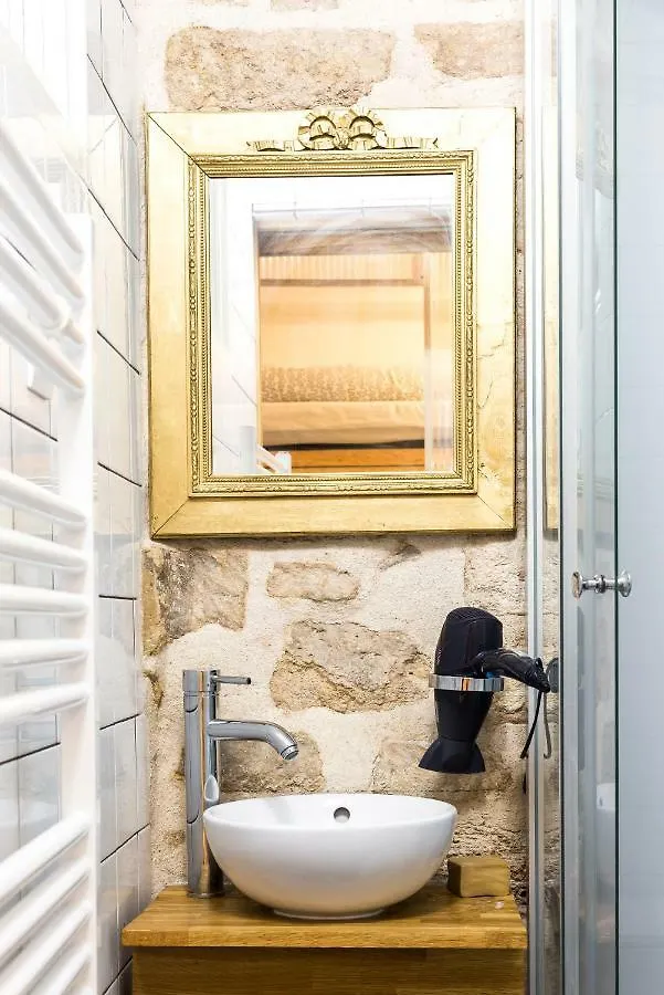 Pretty 25 M2 In A Lively District Apartment *