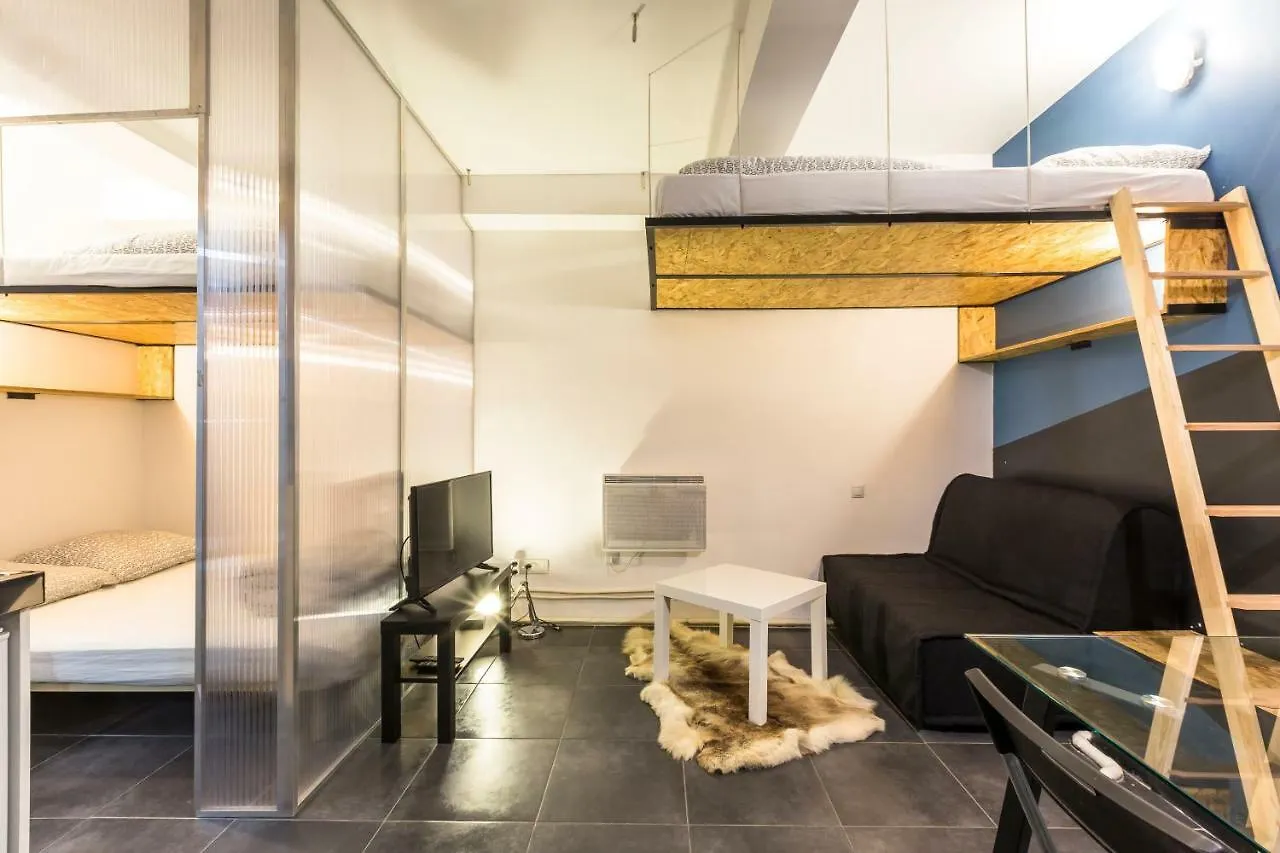 Pretty 25 M2 In A Lively District *